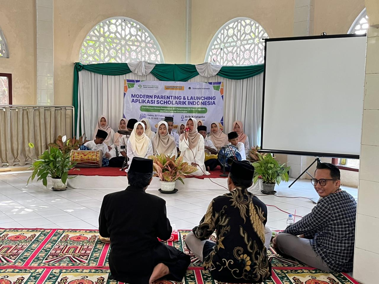 Penampilan Marawis dan Pembacaan Ayat Suci Al-Qur'an pada Kegiatan Modern Parenting dan Launching Aplikasi Scholarik Indonesia di MI Plus Al Hidayah Cimari - foto 1